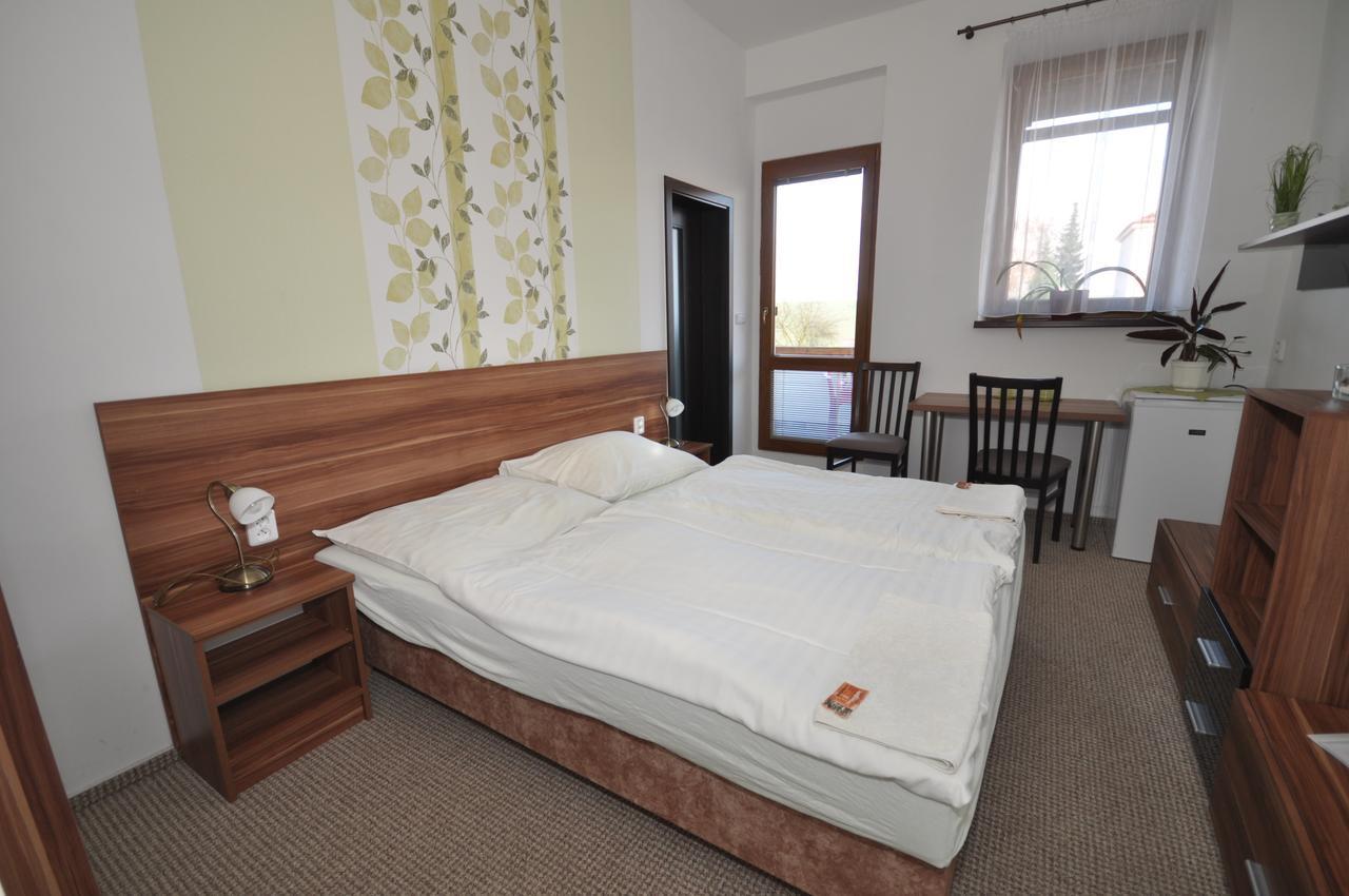 Hotel Jordanek Opocno Экстерьер фото