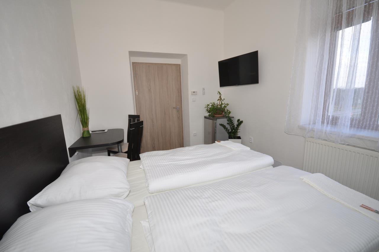 Hotel Jordanek Opocno Экстерьер фото