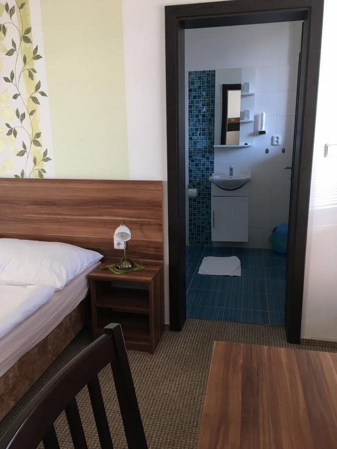Hotel Jordanek Opocno Экстерьер фото