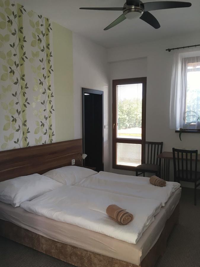 Hotel Jordanek Opocno Экстерьер фото